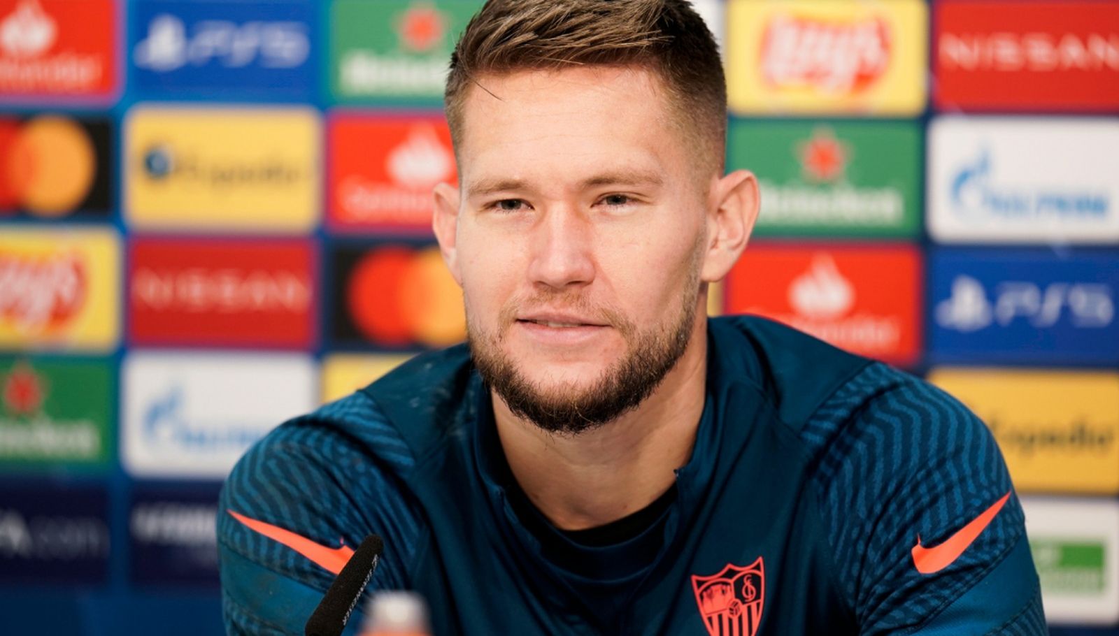 Vaclík, durante su comparecencia previa al Sevilla-Chelsea, justo antes de su lesión.