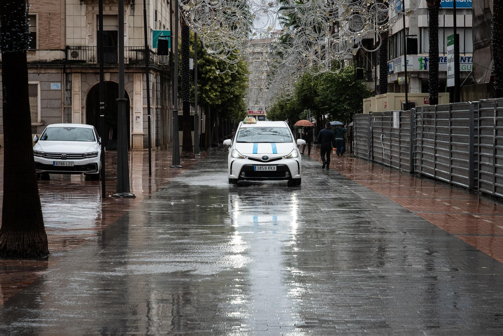 Día de lluvia, viento y frío en Huelva, en imágenes