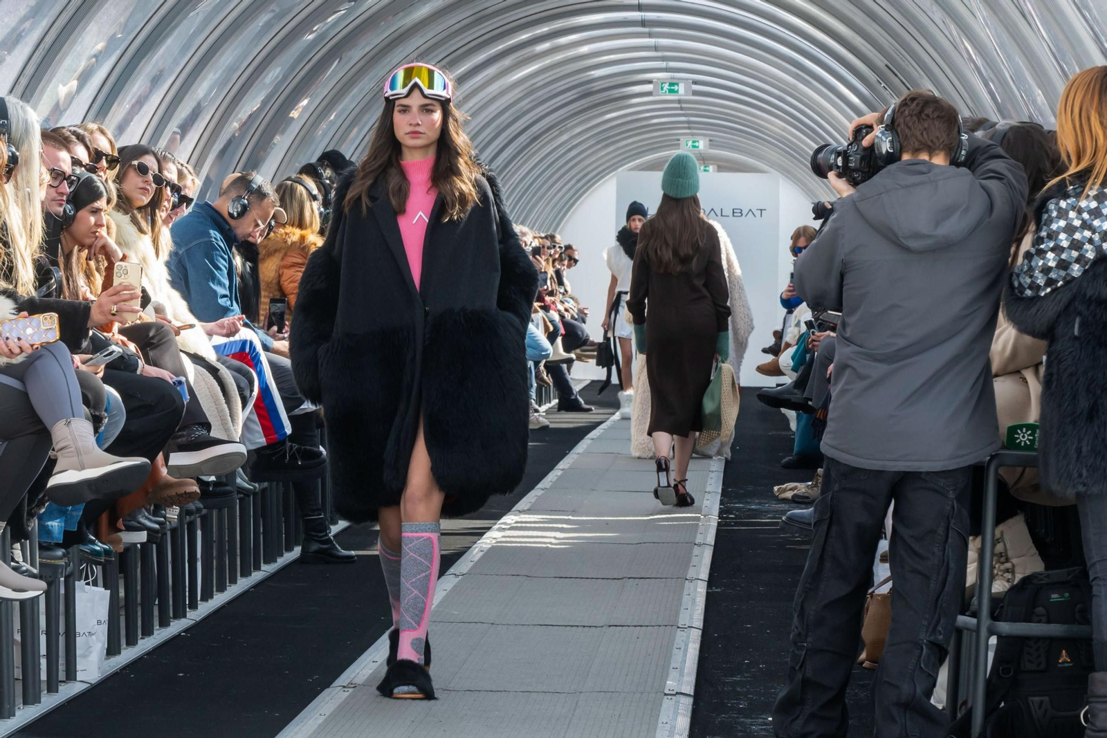 Una de las modelos, durante el desfile.