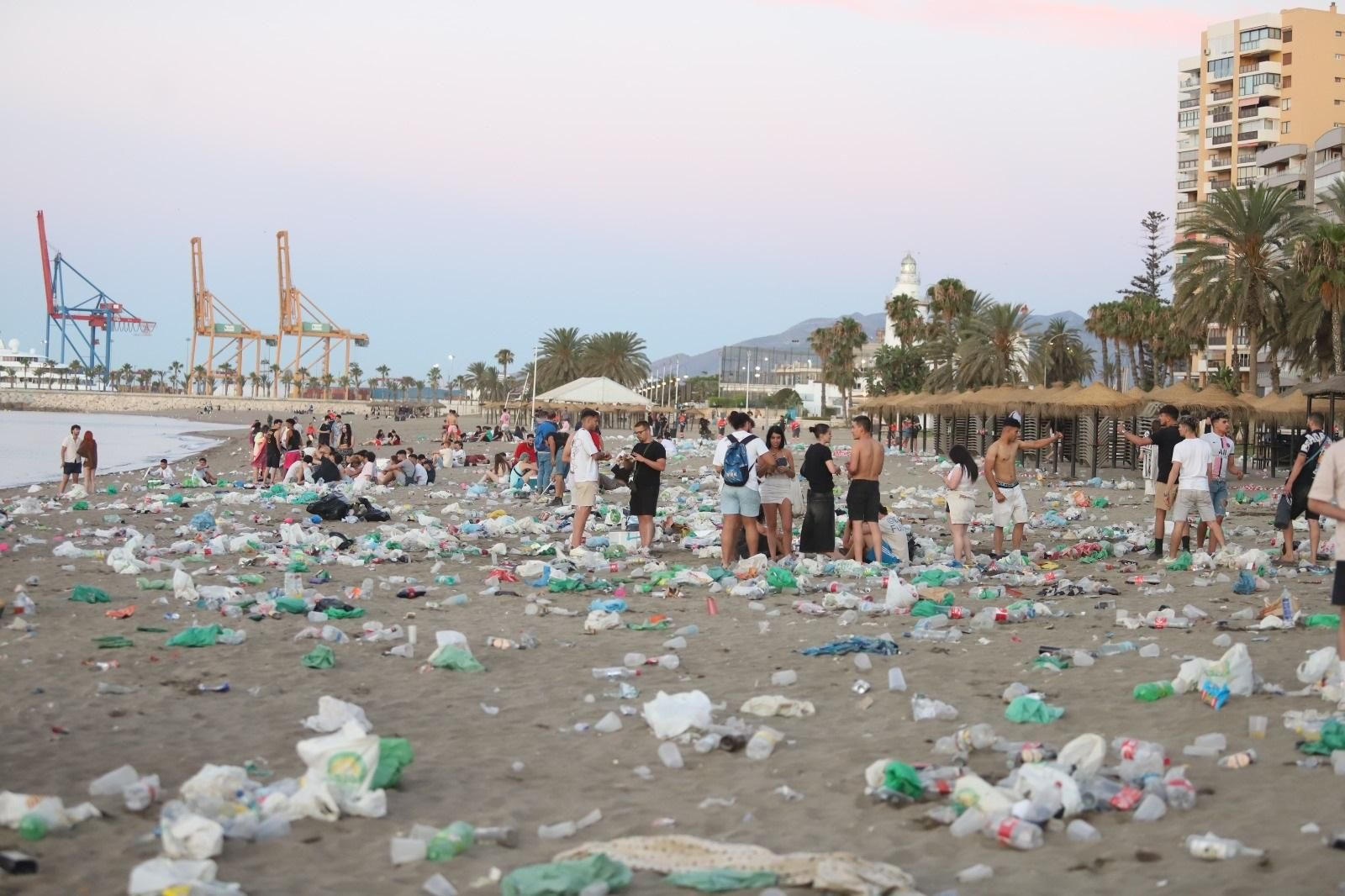La Malagueta, llena de basura tras la noche de San Juan, en fotos