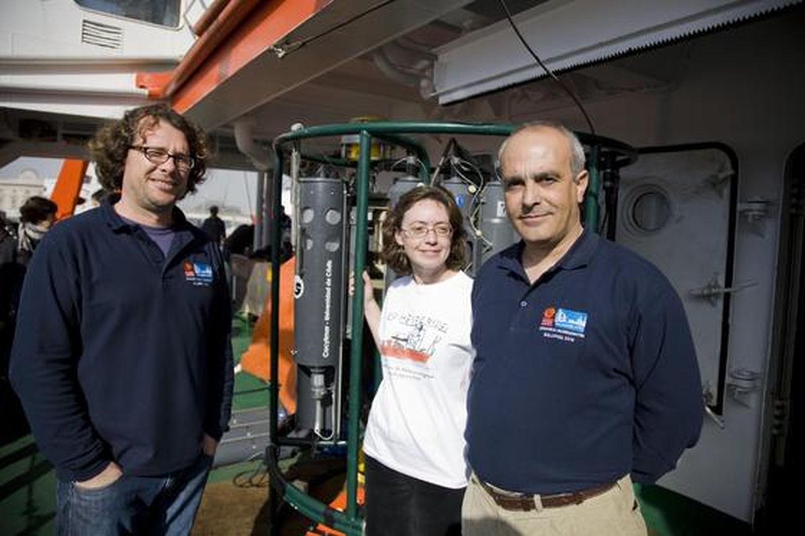 Juan Ignacio González Gordillo y otra investigadora con Fidel Echevarría, coordinador en Andalucía del proyecto y del Campus de Excelencia del mar.