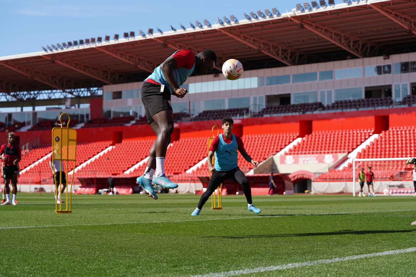 Sadiq remata a portería en un entrenamiento.