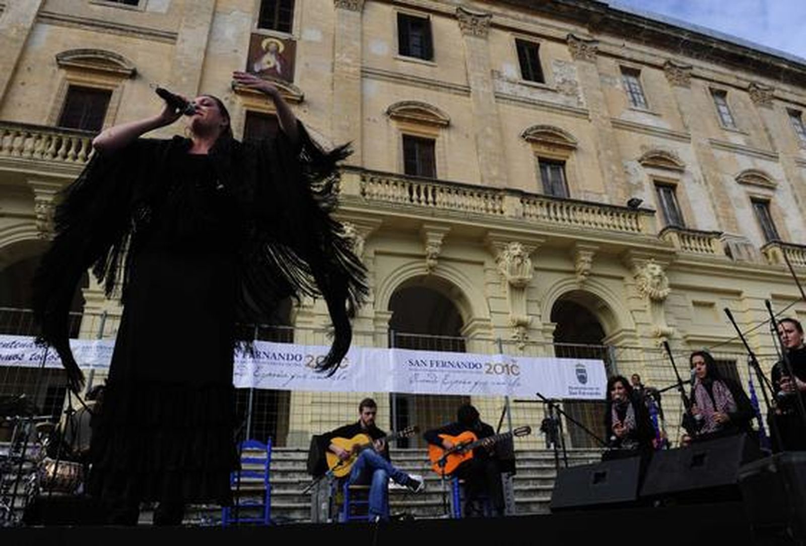 Miles de personas asisten al concierto navideño que Niña Pastori ofreció en la plaza del Rey de San Fernando. 

Foto: Elias Pimentel