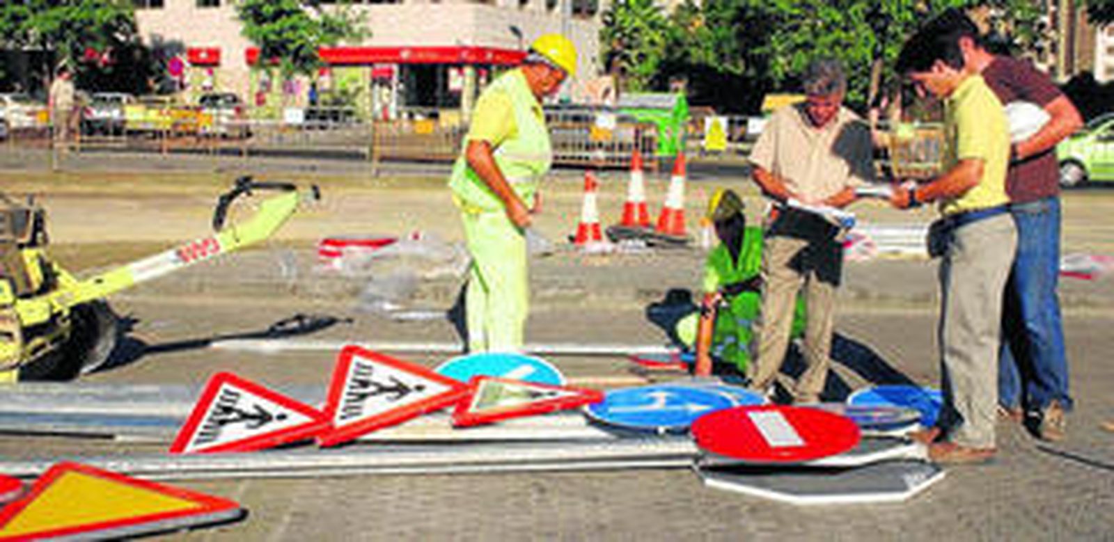 Señales de tráfico antes de ser colocadas en el viario de Sevilla.