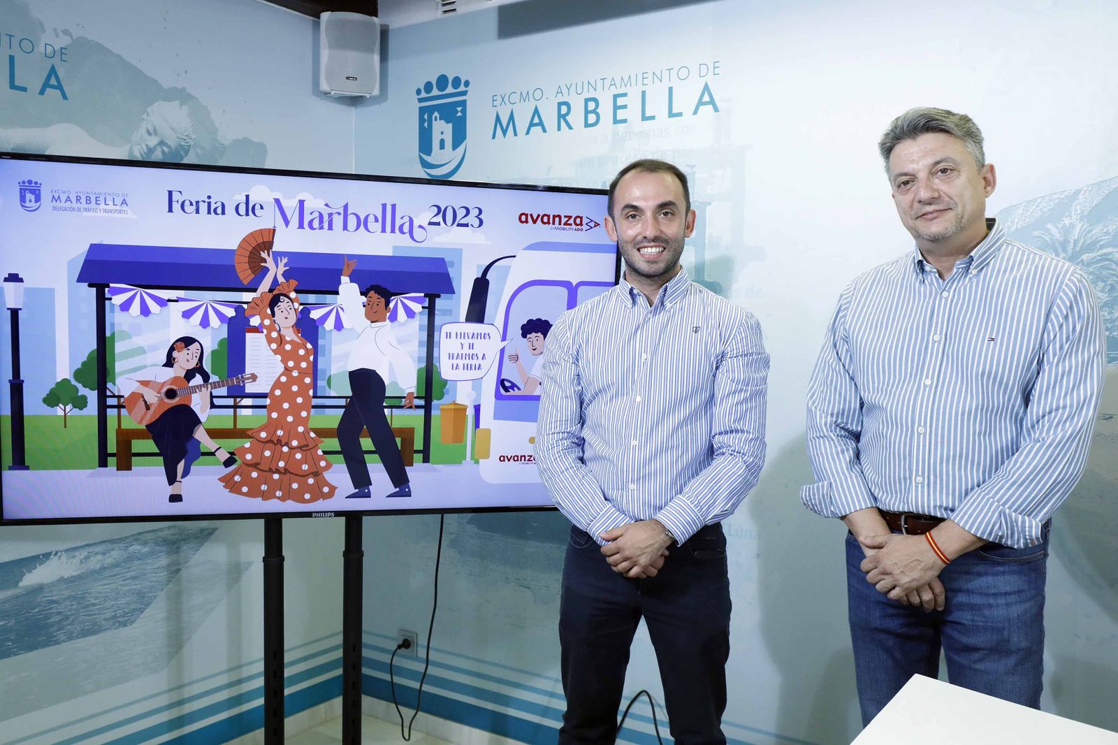 El concejal de Transporte, Enrique Rodríguez (I.), y el responsable del Grupo Avanza, José Antonio Romero.