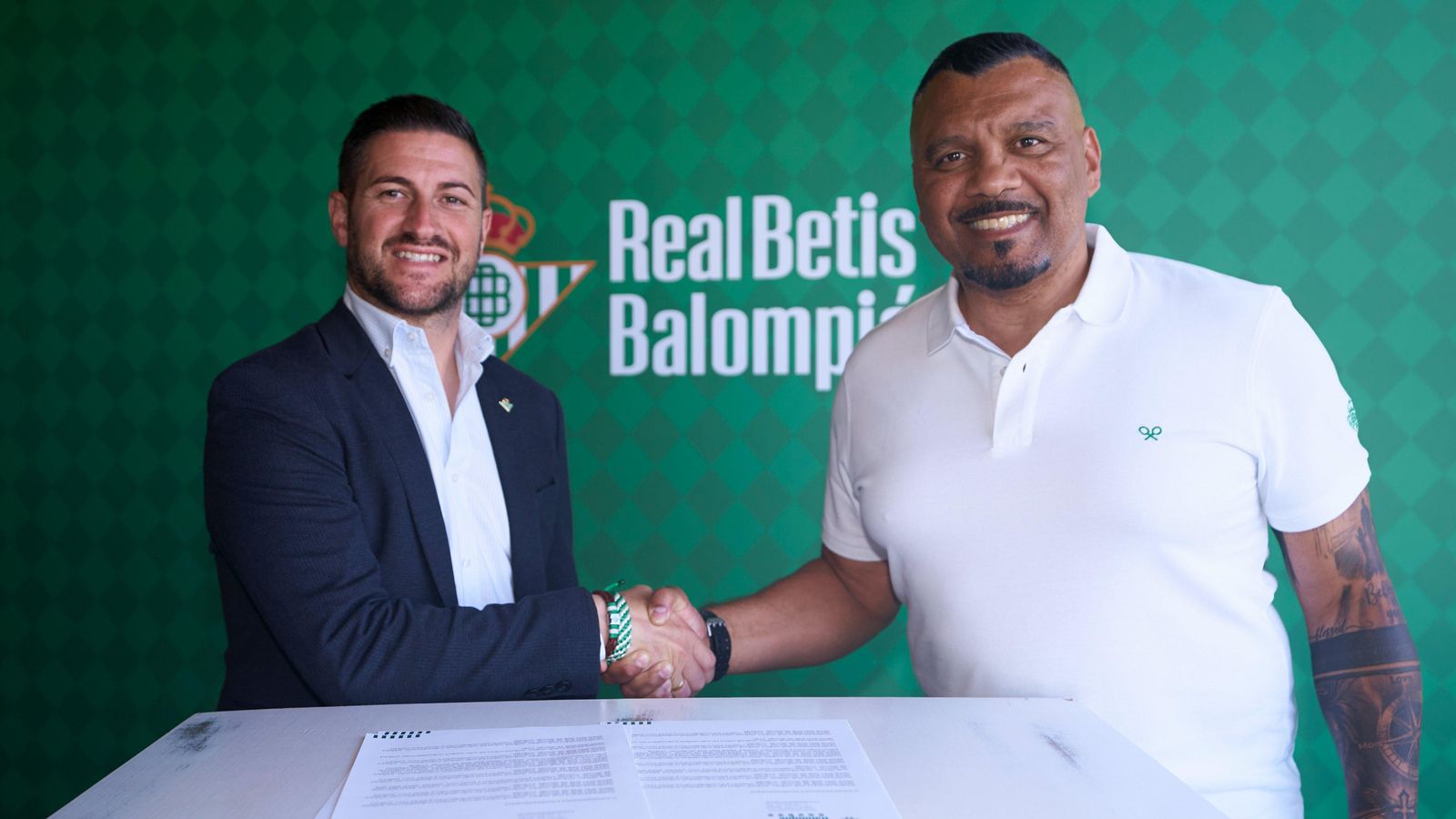 Brocanelo posa junto a Rubén Cornejo tras la firma de su contrato este martes.