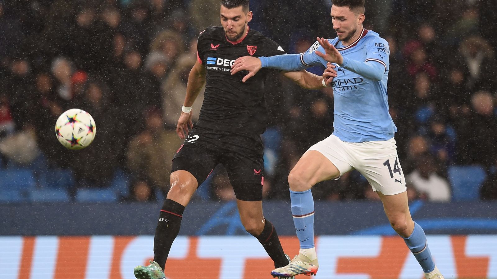 Rafa Mir dispara ante Laporte en la primera jugada del partido.