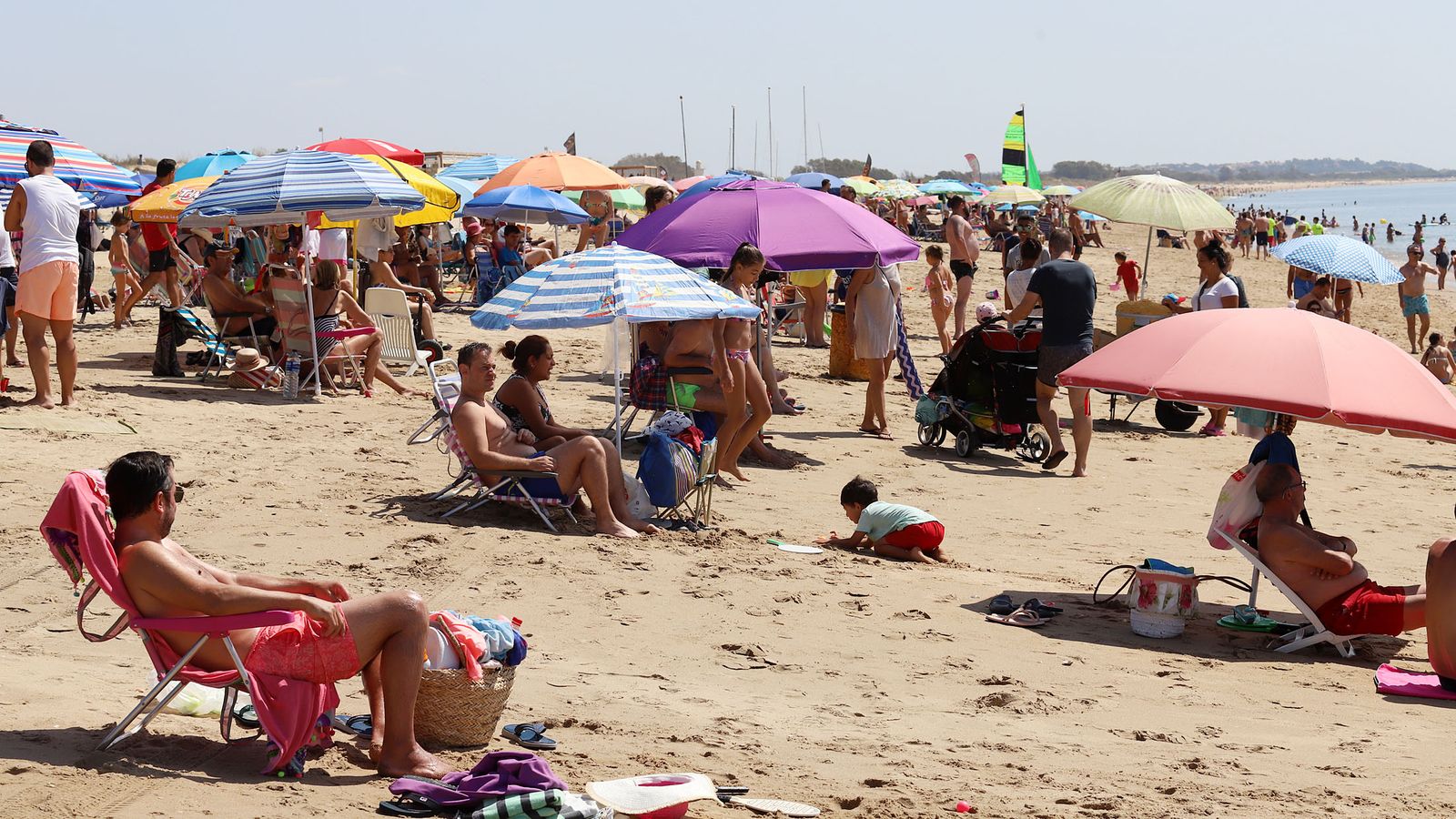 Ambiente en la Playa Central de Isla Cristina.