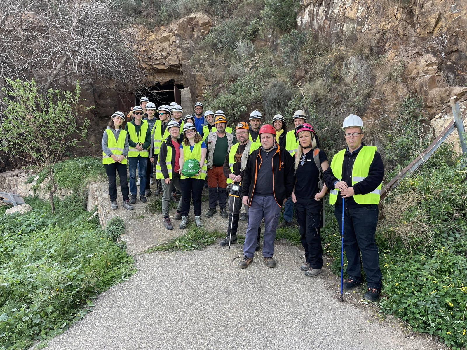 Estudiantes franceses en la entrada de la mina La Mulata de Bédar.