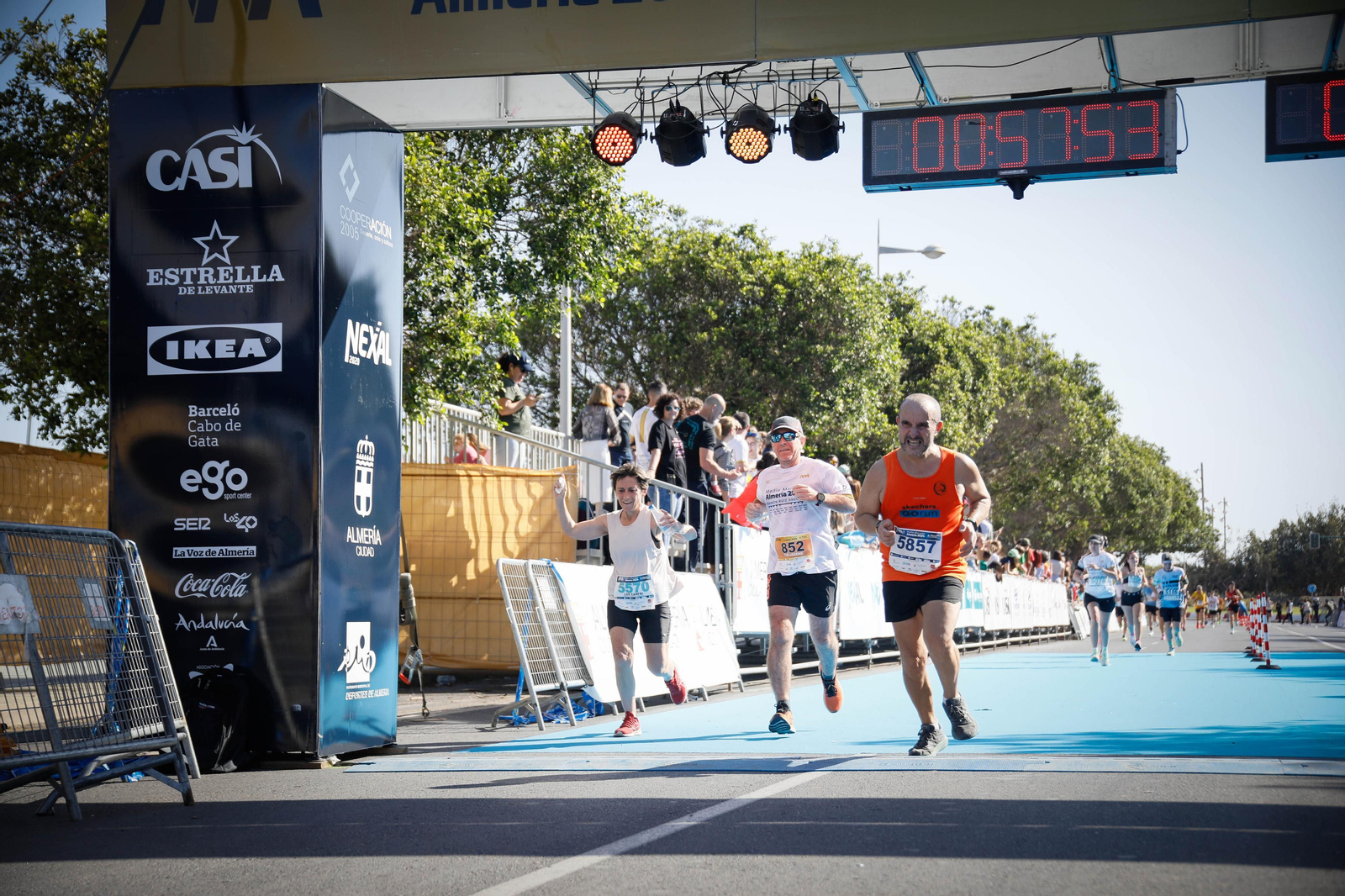 Imágenes de la llegada de la Media maratón Ciudad de Almería