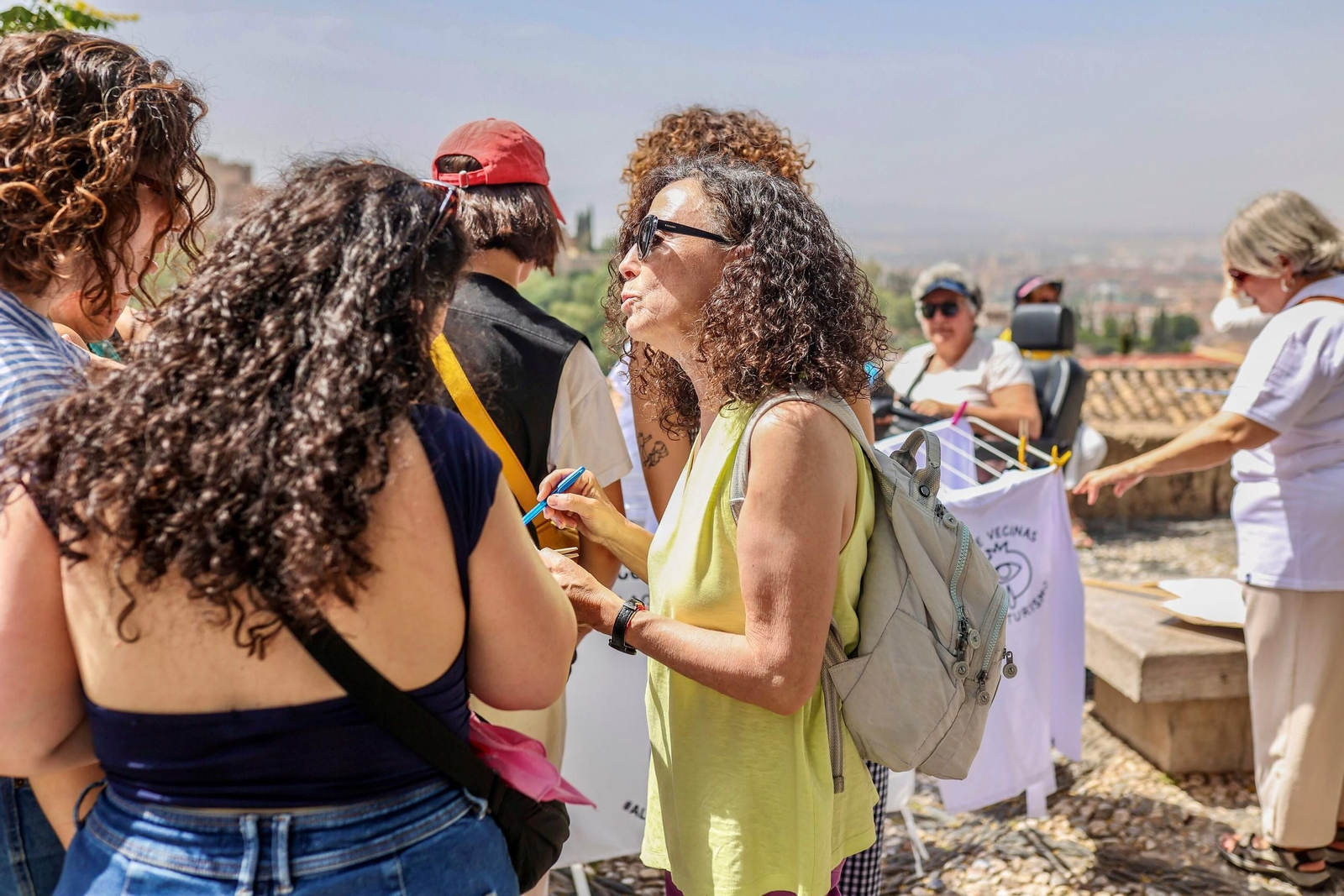 La protesta contra el turismo "que expulsa a los vecinos" del barrio granadino del Albaicín, en imágenes