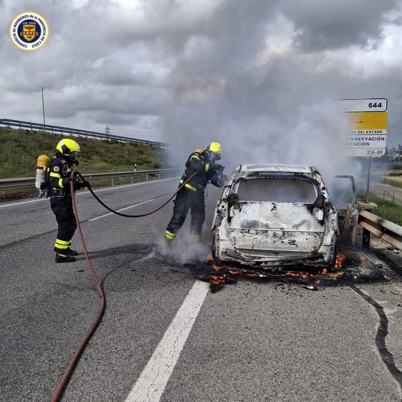 Los bomberos, interviniendo en el vehículo siniestrado.