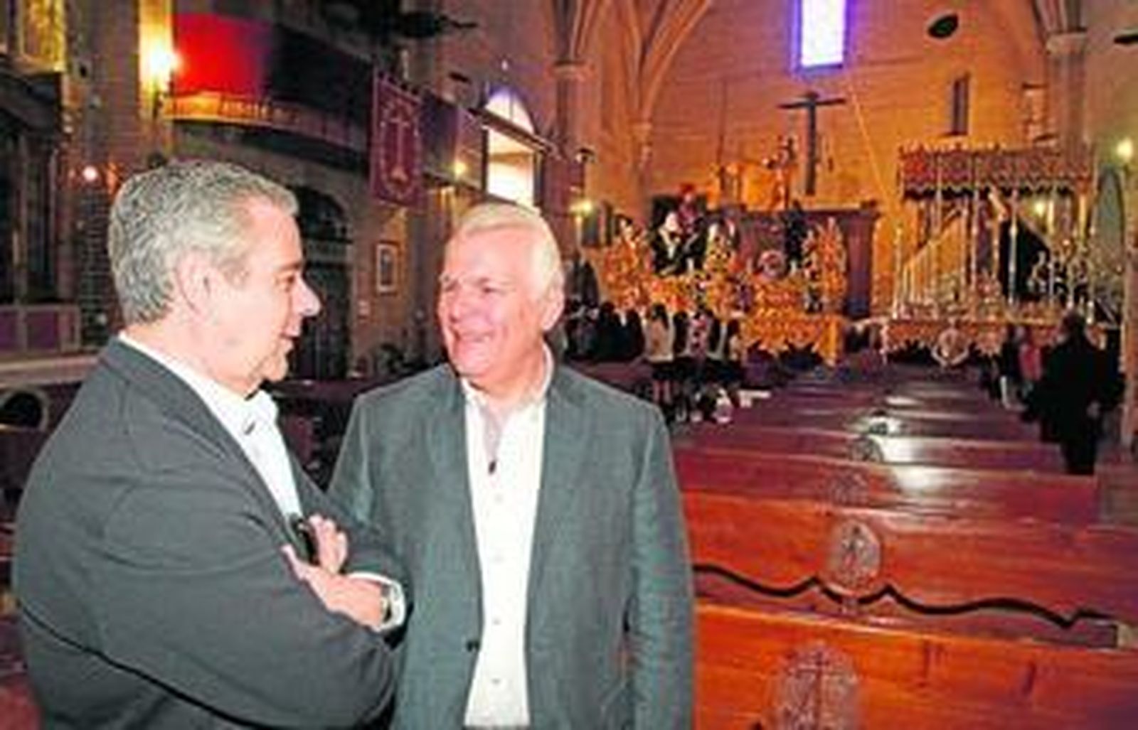 Pepe Rodríguez Quintos, a la derecha, con Miguel Calzado, hermano mayor de la Lanzada, en la iglesia de San Martín.