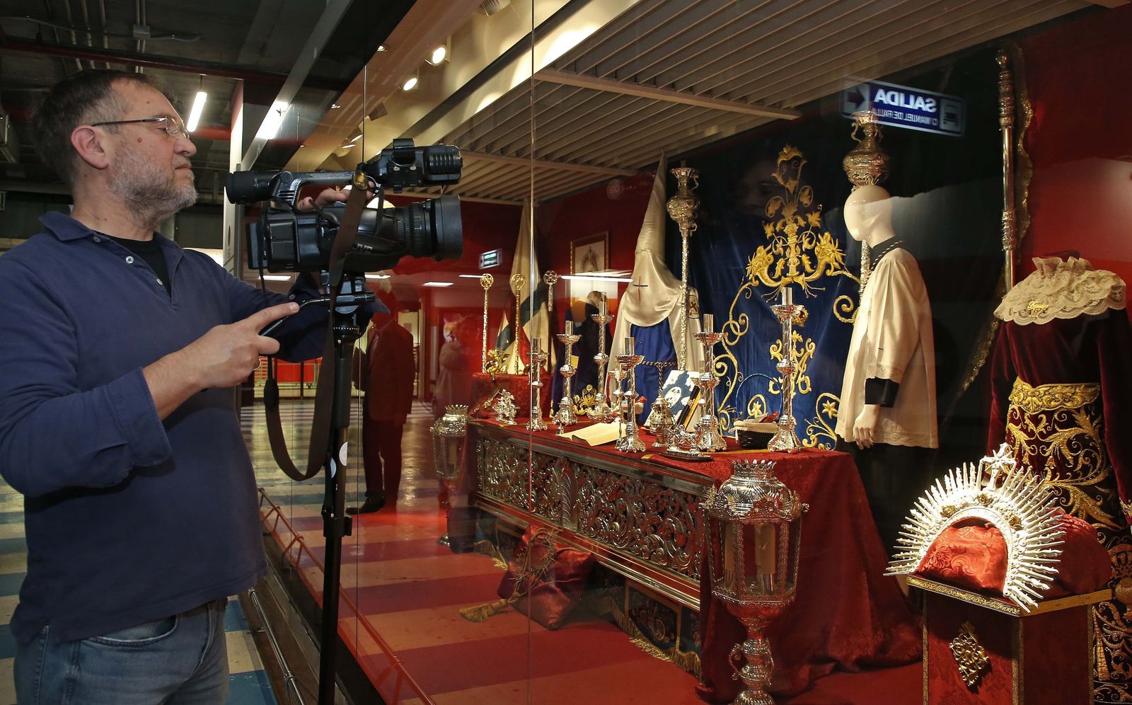 Fotos de la exposición de Enseres Cofrades en el Corte Inglés de Algeciras