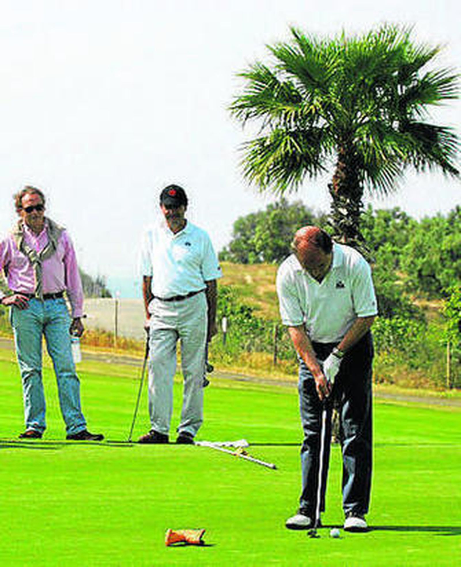 Varios jugadores de golf.