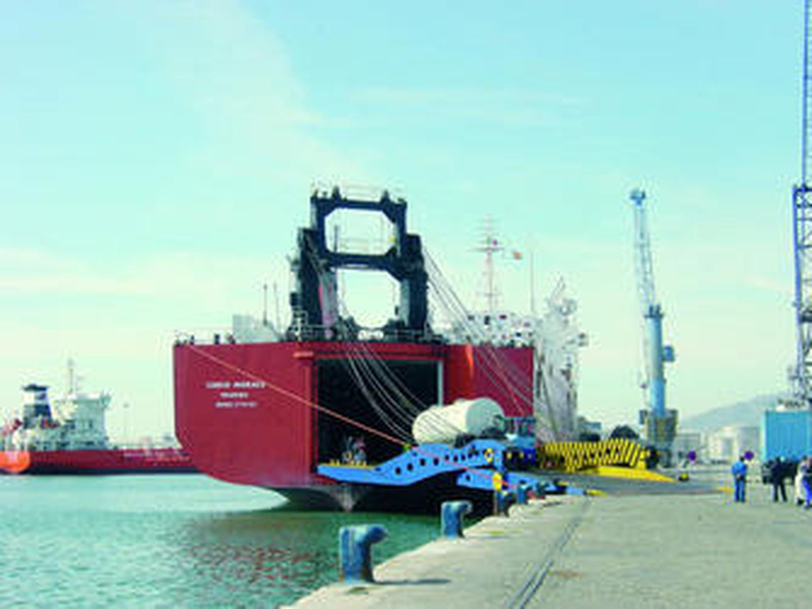 El buque 'Carlo Morace', ayer, en el Puerto de Málaga.