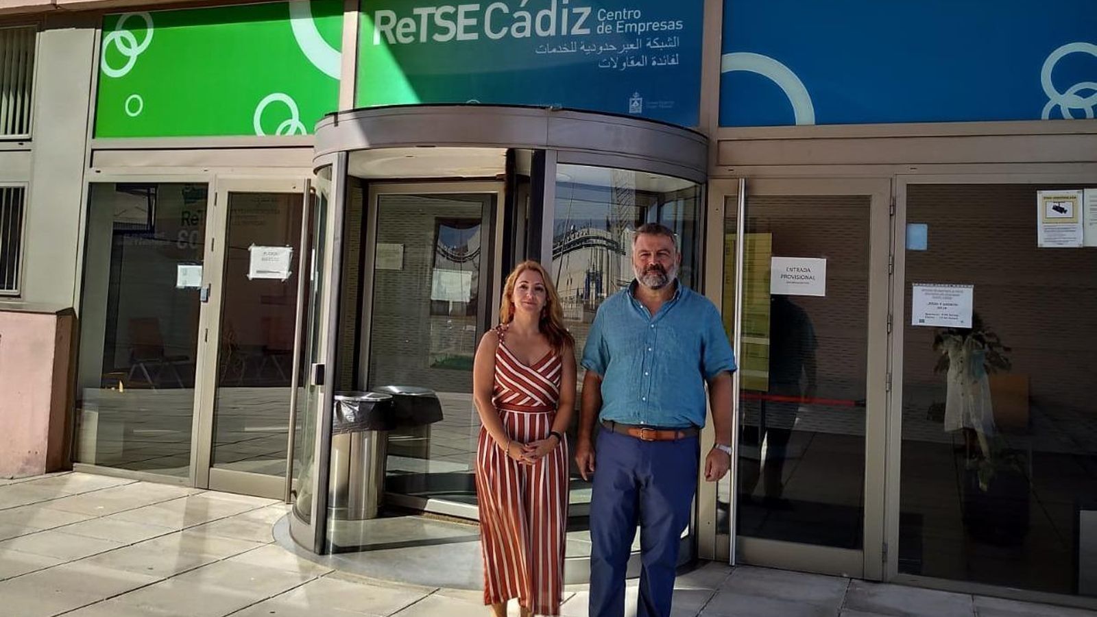 El delegado de Empleo, Alberto Cremades, y la secretaria general de economía, María Teresa Castilla, en las instalaciones de El Puerto a las que planea trasladar el centro de industrias digitales.