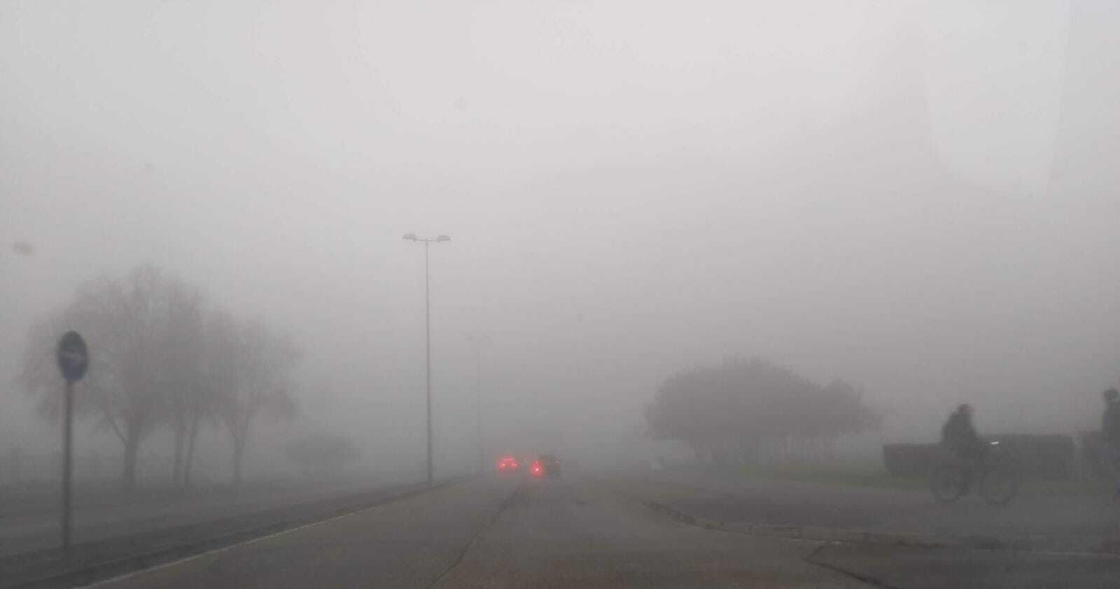 La niebla apenas deja ver los vehículos que circulan por esta vía.