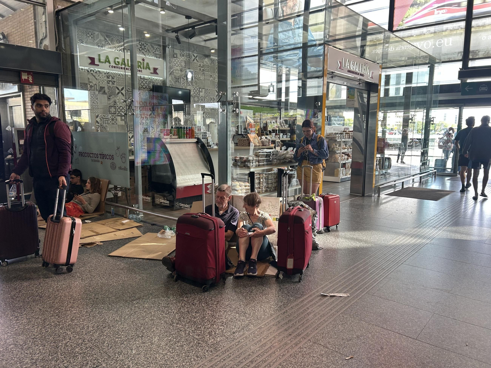 Las imágenes de la estación de trenes de Córdoba con cientos de personas atrapadas tras el apagón