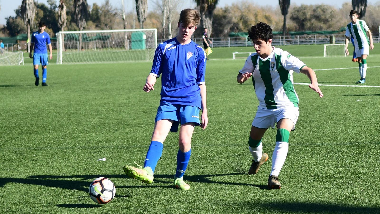 Un jugador del Córdoba presiona a uno del San Fernando.