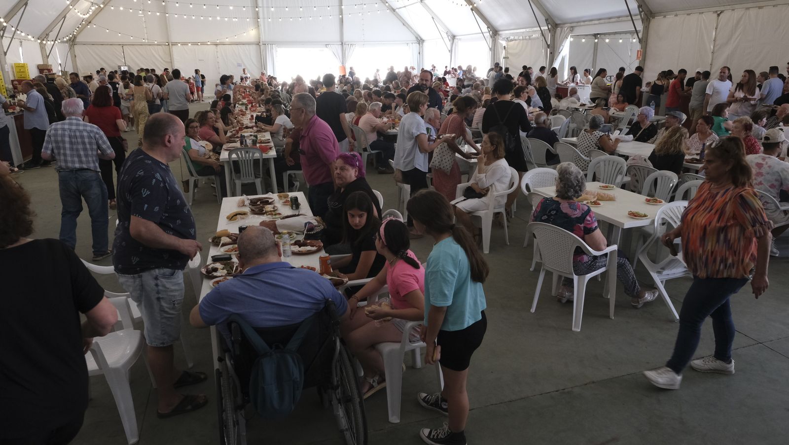 Imágenes de la degustación de huevos fritos con chorizo, en las Fiestas de Santa María del Águila