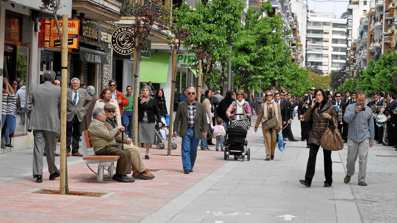 Paseantes por Asunción.