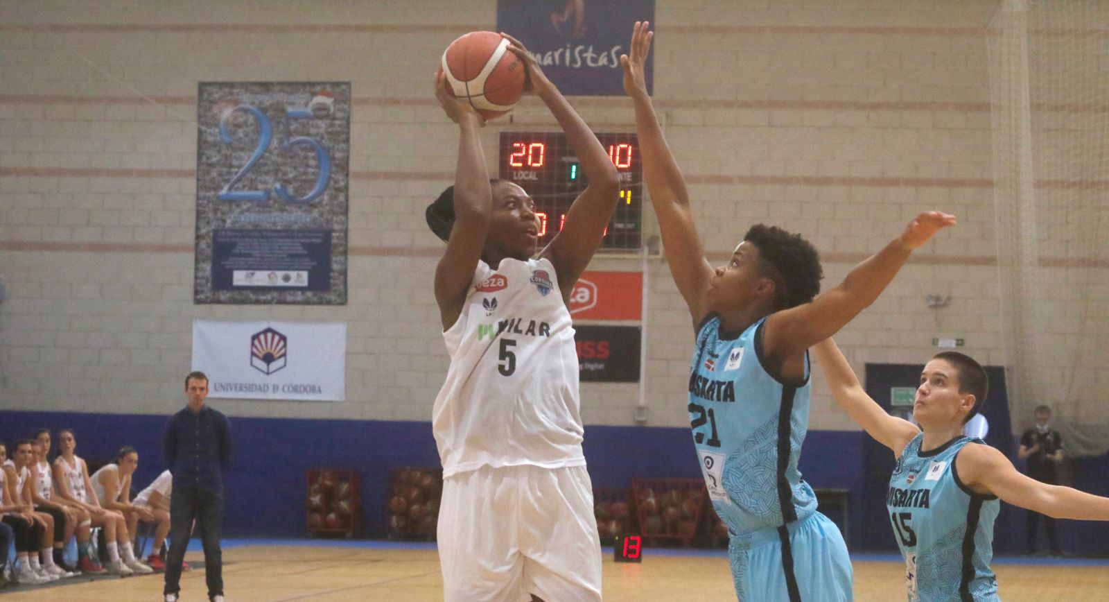 Aya Traore, pívot del Milar Córdoba BF, lanza por encima de Horford, del Barakaldo.