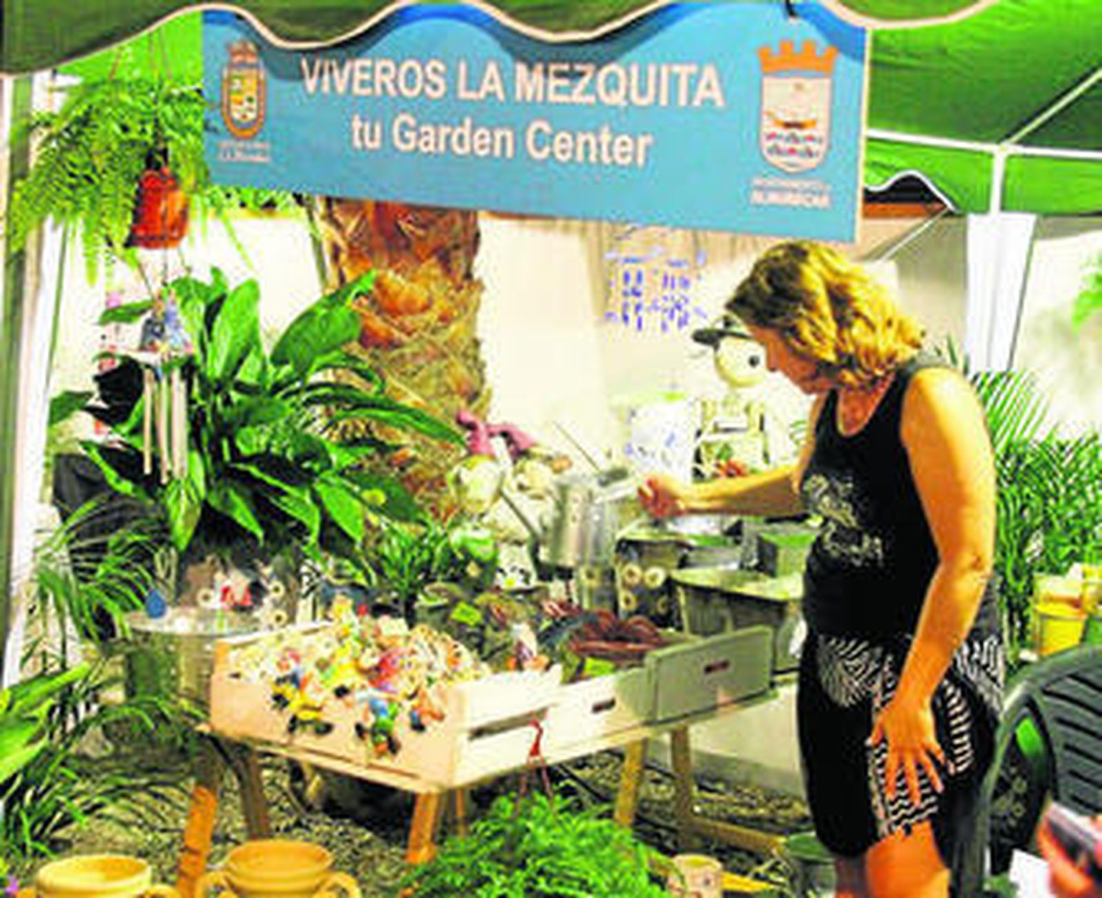 En los puestos se pueden encontrar infinidad de artículos, no sólo moda y complementos.