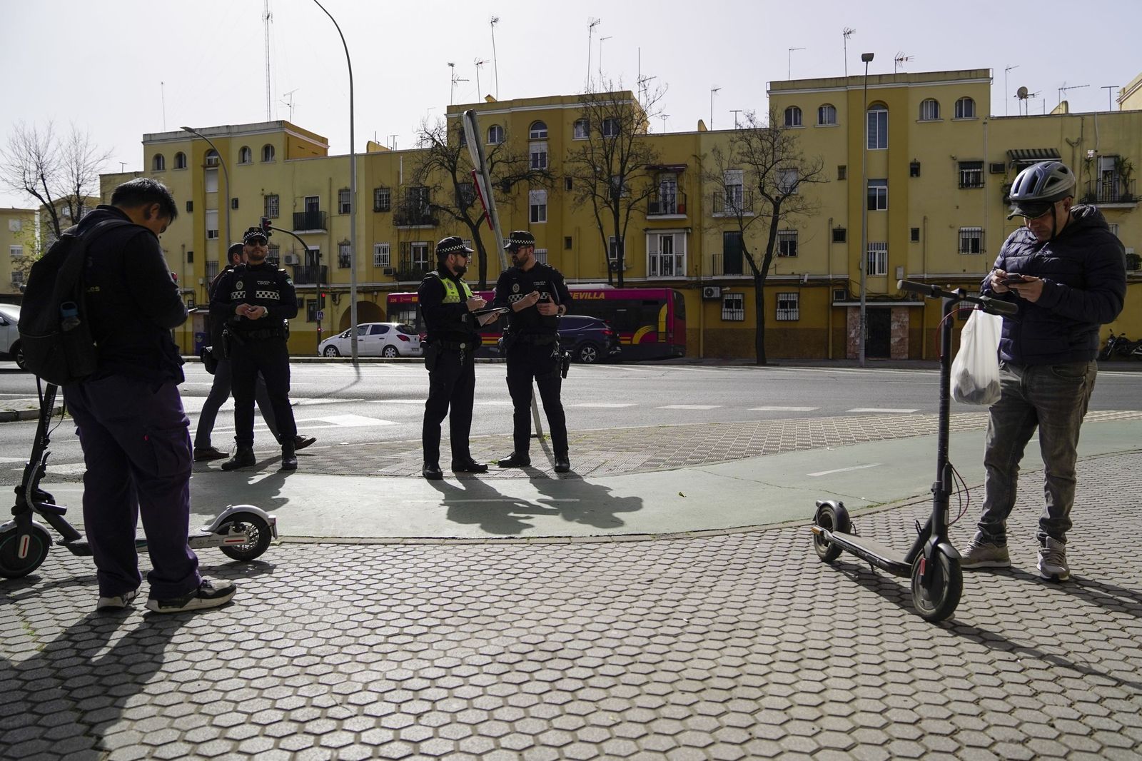 Primer día de multas a los patinetes de Sevilla, en imágenes