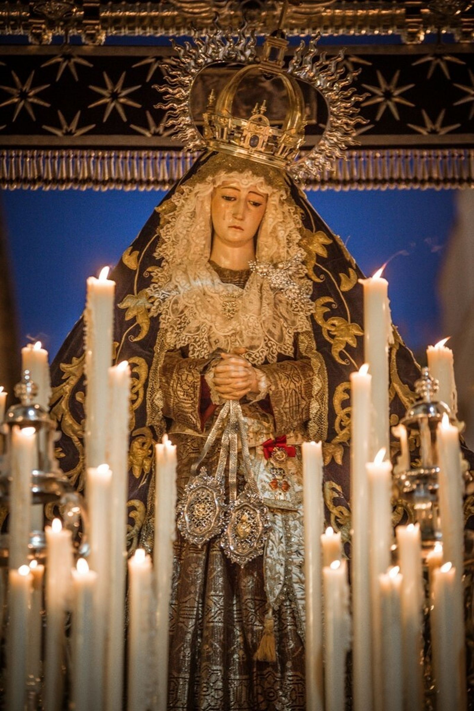 La Virgen de los Dolores durante su procesión el Viernes de Dolores.