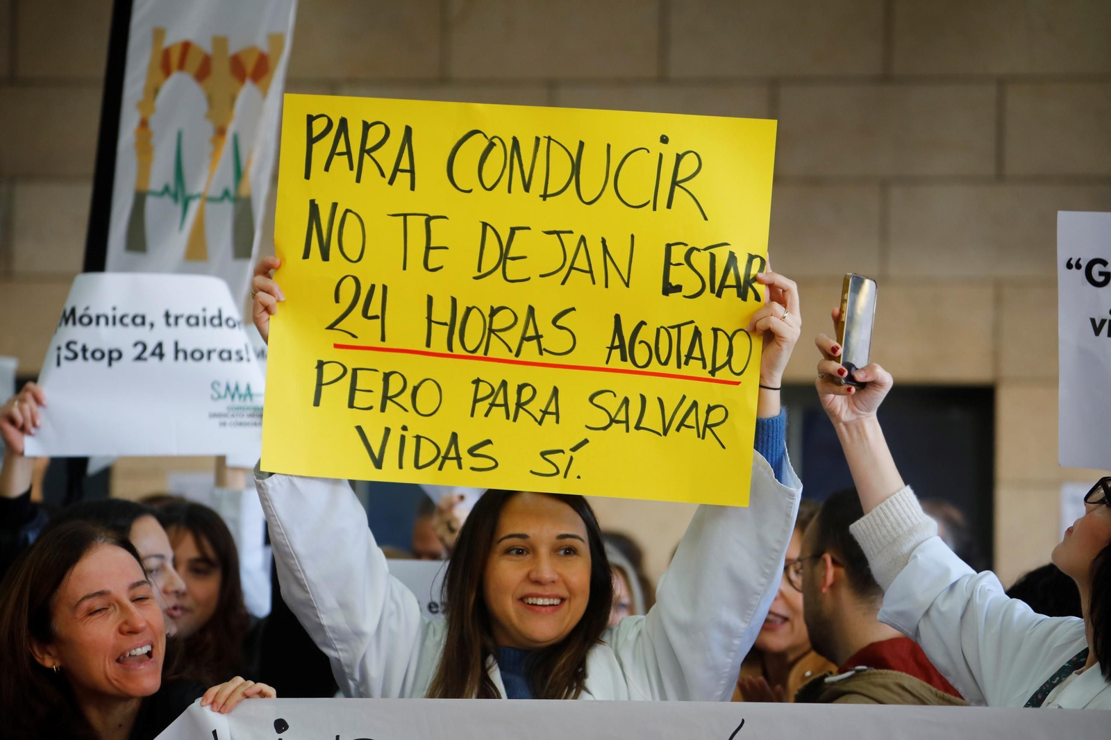 La concentración por la huelga de médicos en Córdoba contra el Estatuto Marco, en imágenes