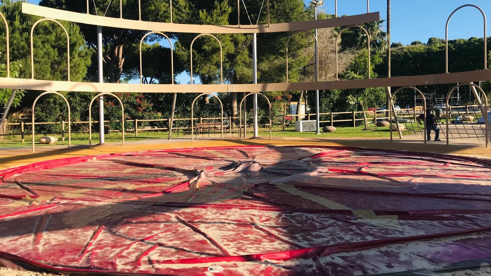 La gran colchoneta de 14 metros yacía este domingo desinflada, con la tela caída y arrugada como un globo roto.