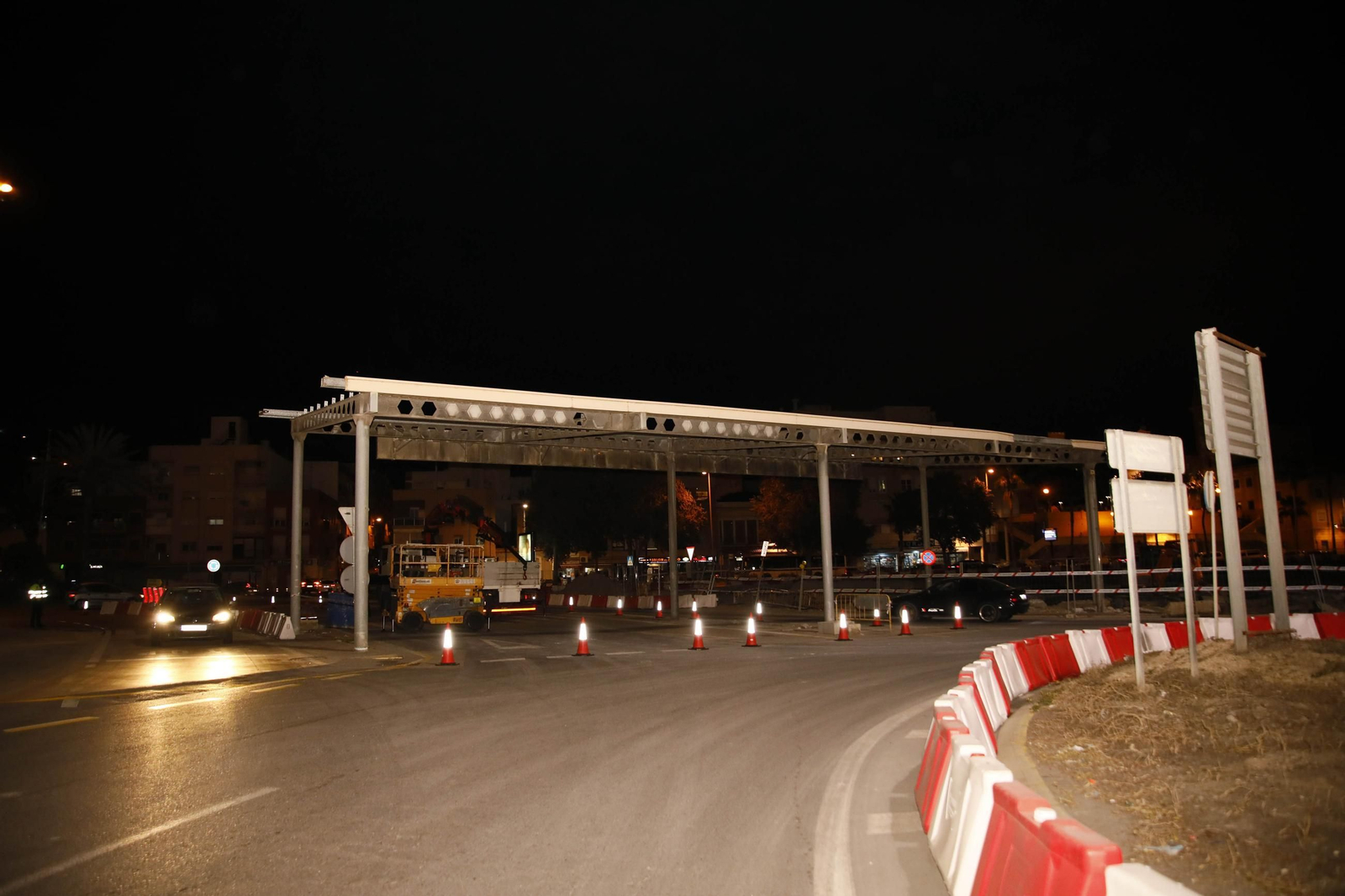 Las imágenes del derribo de la marquesina de la entrada al Puerto de Almería