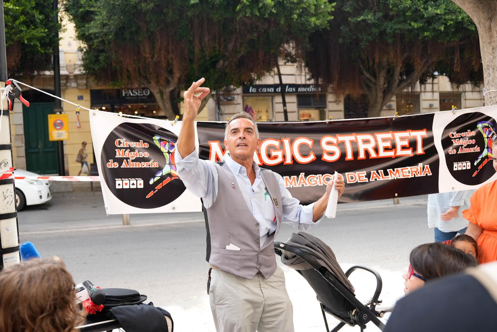 Las mejores imágenes del espectáculo de magia en la calle de la Feria de Almería