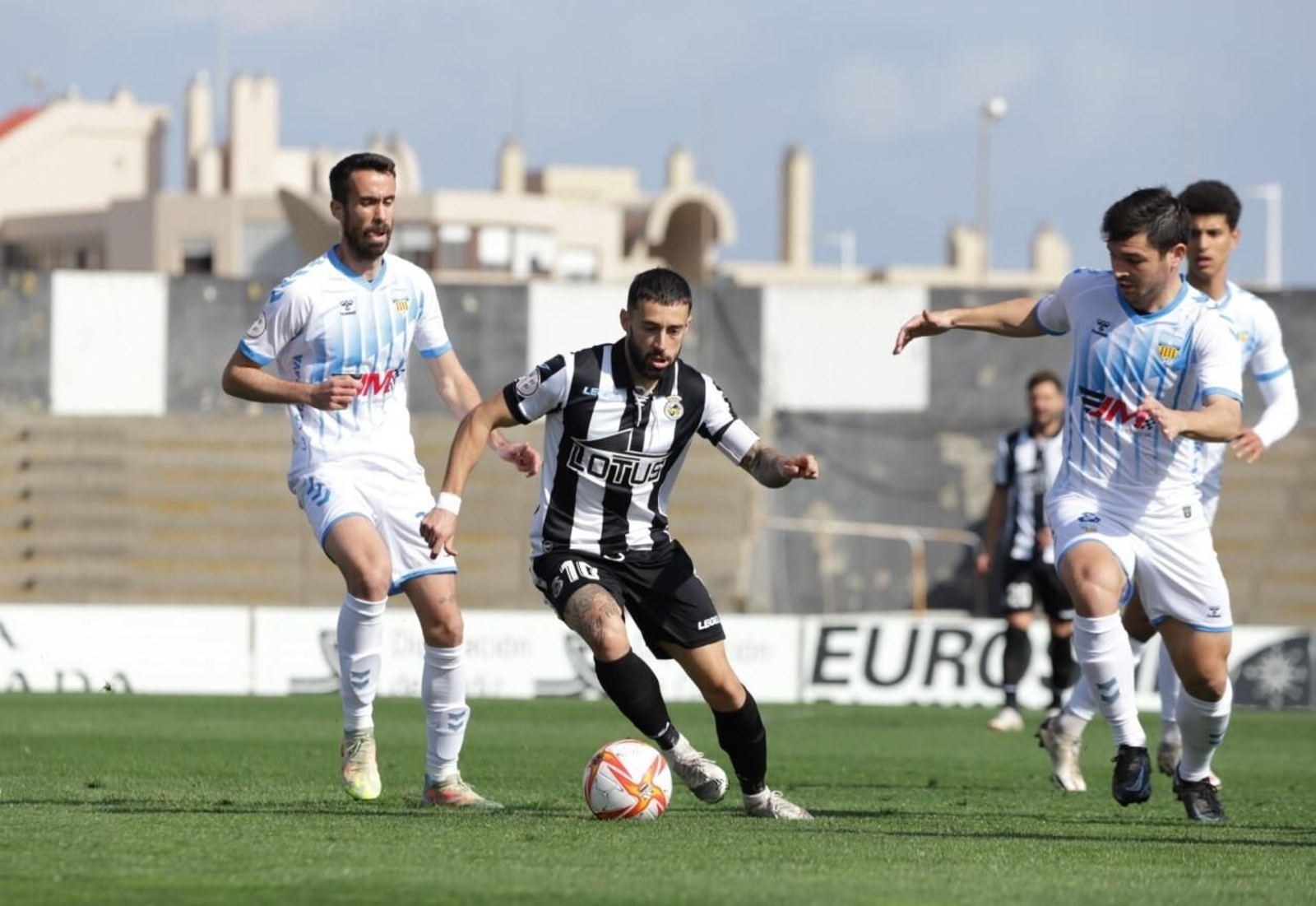 Antoñito, rodeado de jugadores del Costa Brava