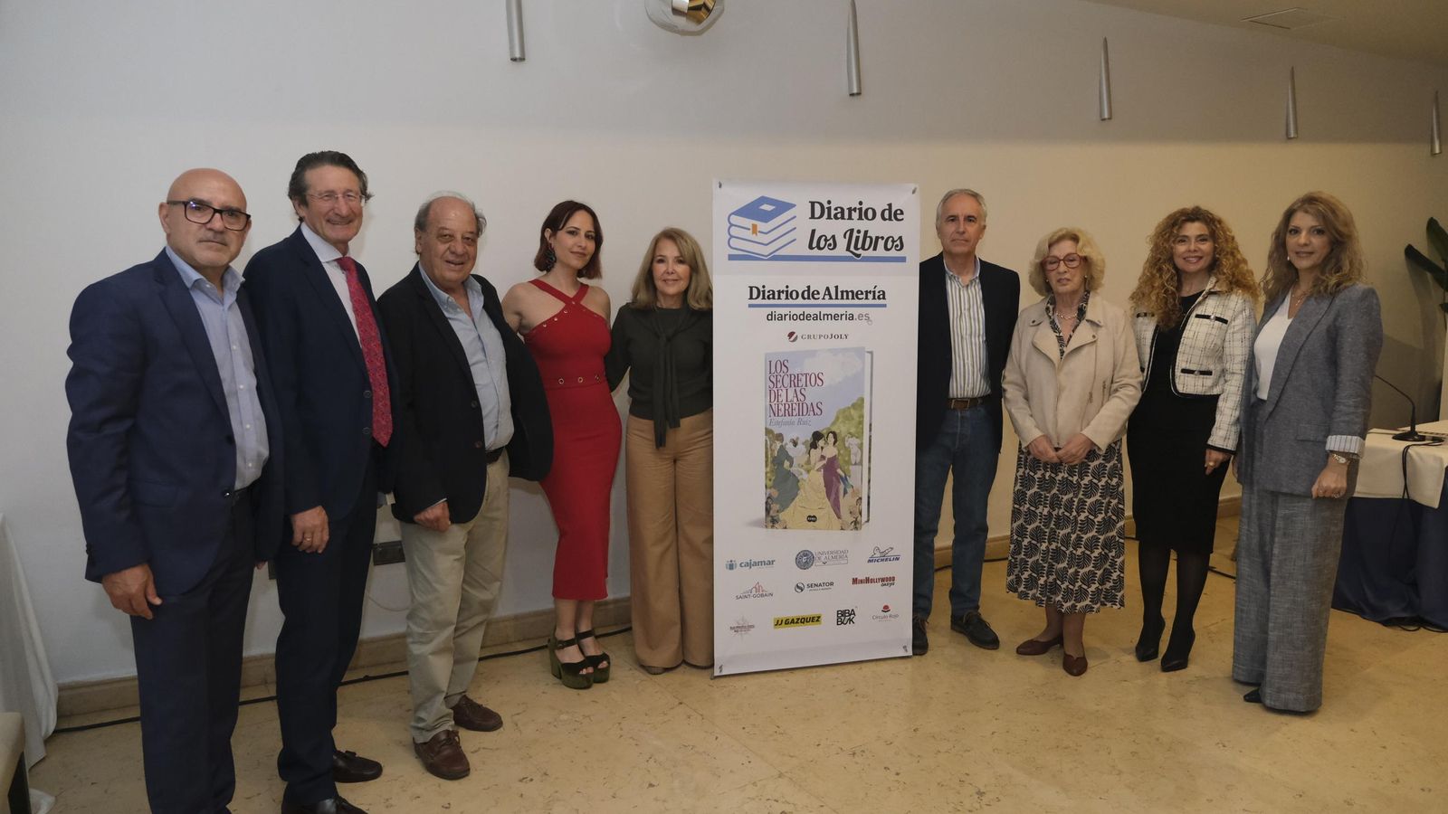 Estefanía Ruiz con organizadores y patrocinadores.