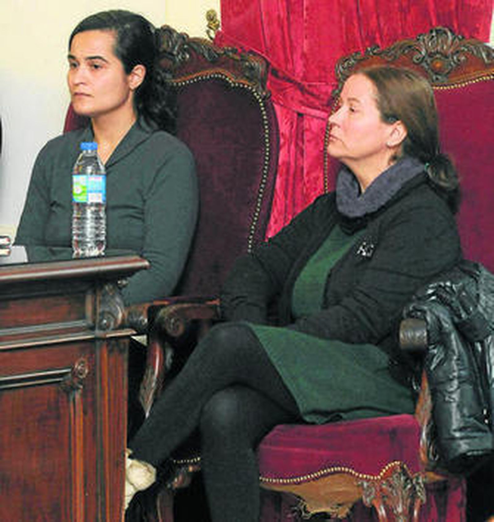 Monserrat González y su hija Triana Martínez, durante una sesión del juicio por el asesinato de Isabel Carrasco.