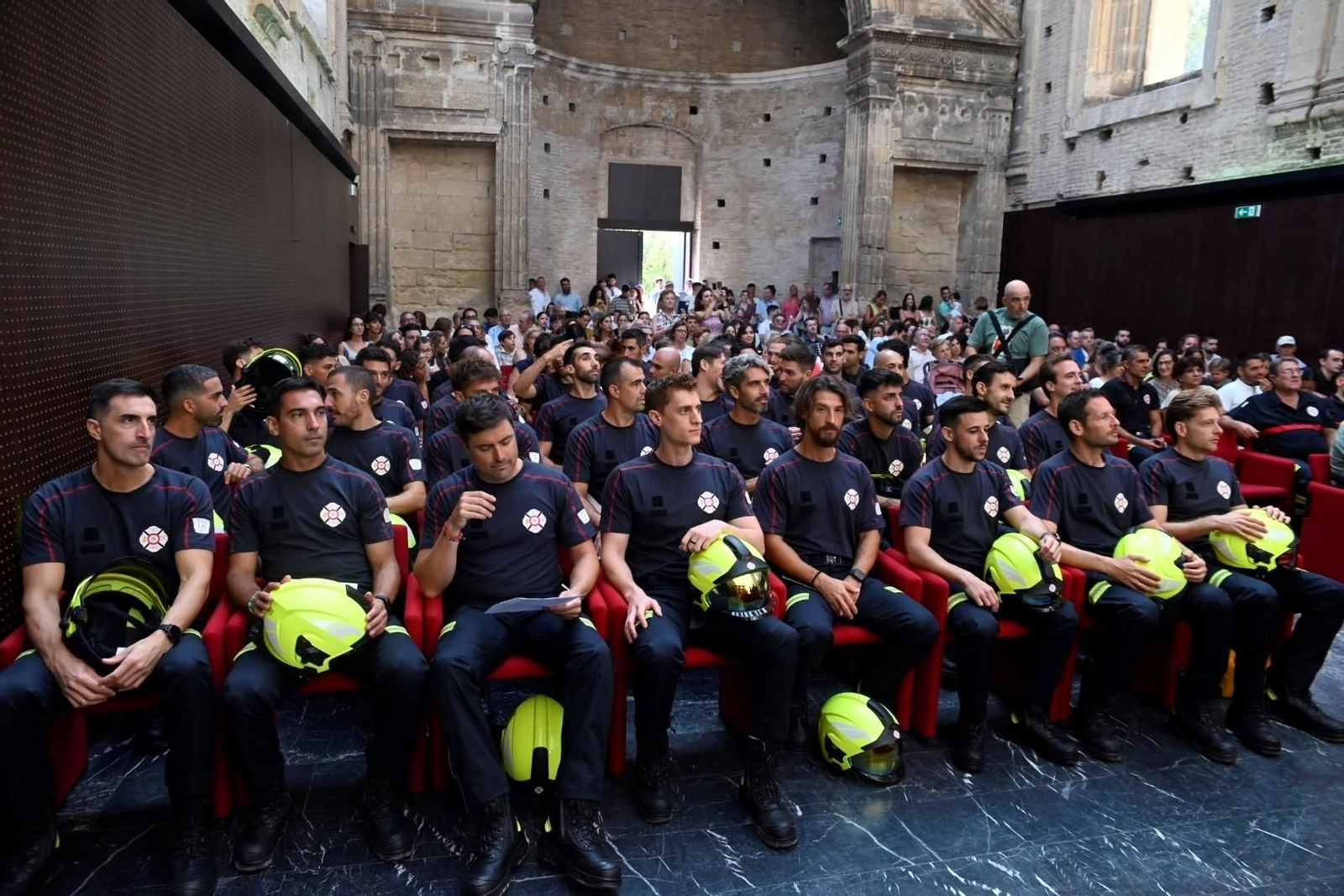 Las imágenes de la toma de posesión de nuevos bomberos de Córdoba