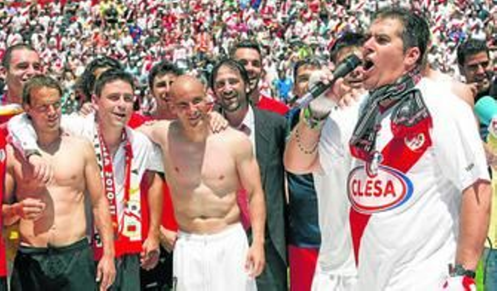 José Ramón Sandoval, técnico del Rayo, se dirige a la afición tras ganar al Xerez y ascender.