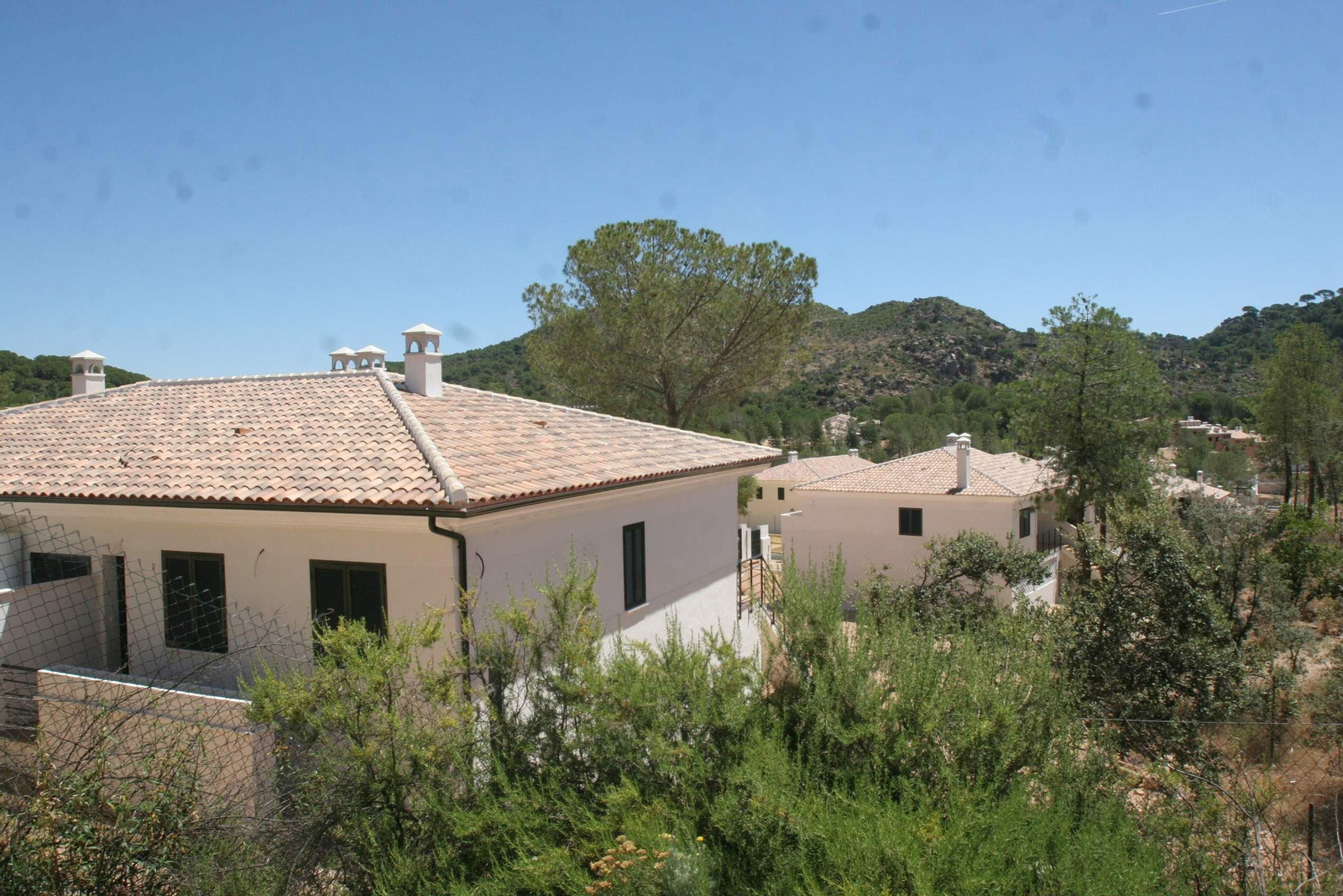 Viviendas rodeadas de vegetación en la urbanización Las Jaras.