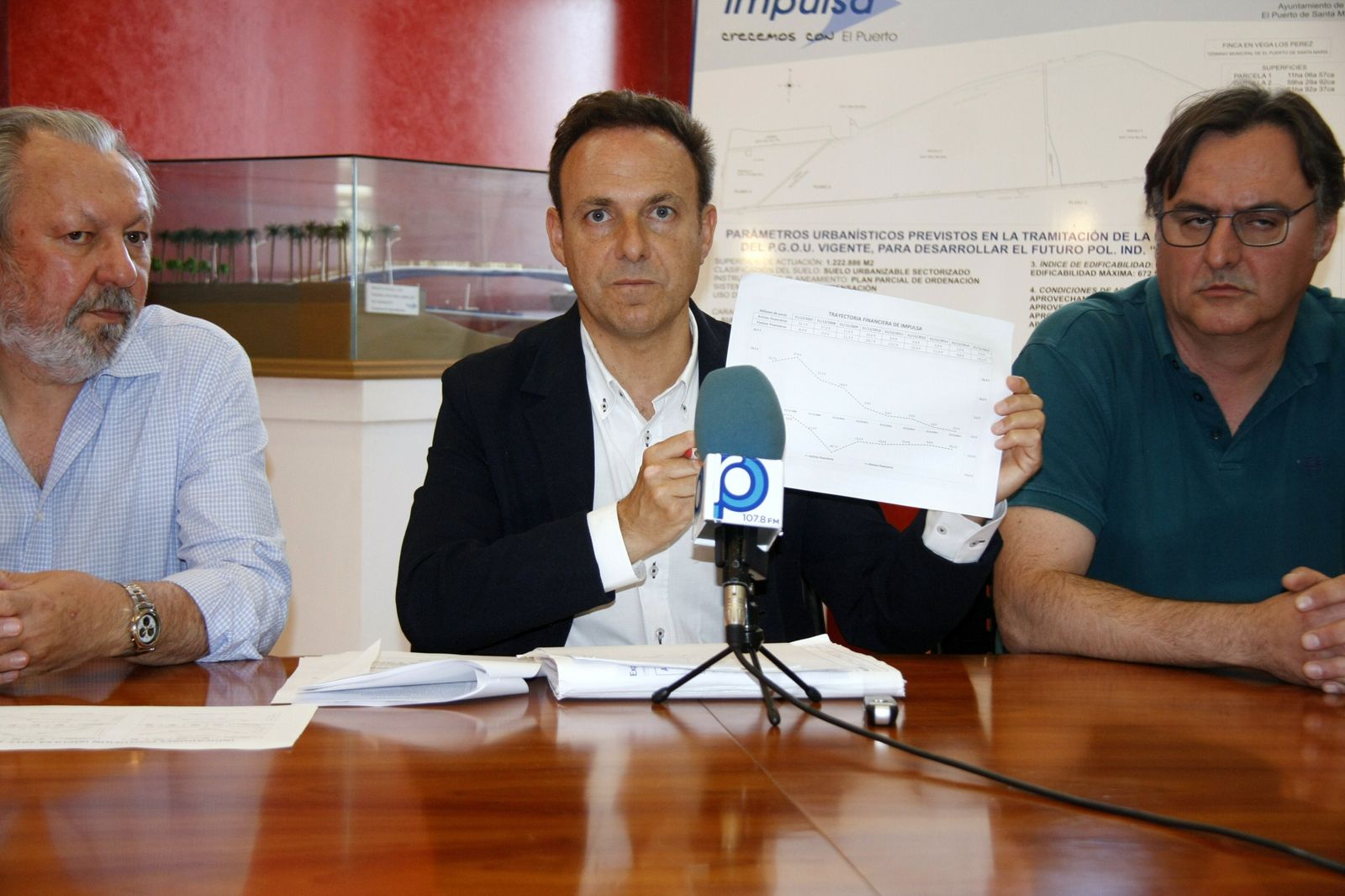 El alcalde, durante la rueda en la que dio a conocer la demanda presentada ante la Fiscalía.