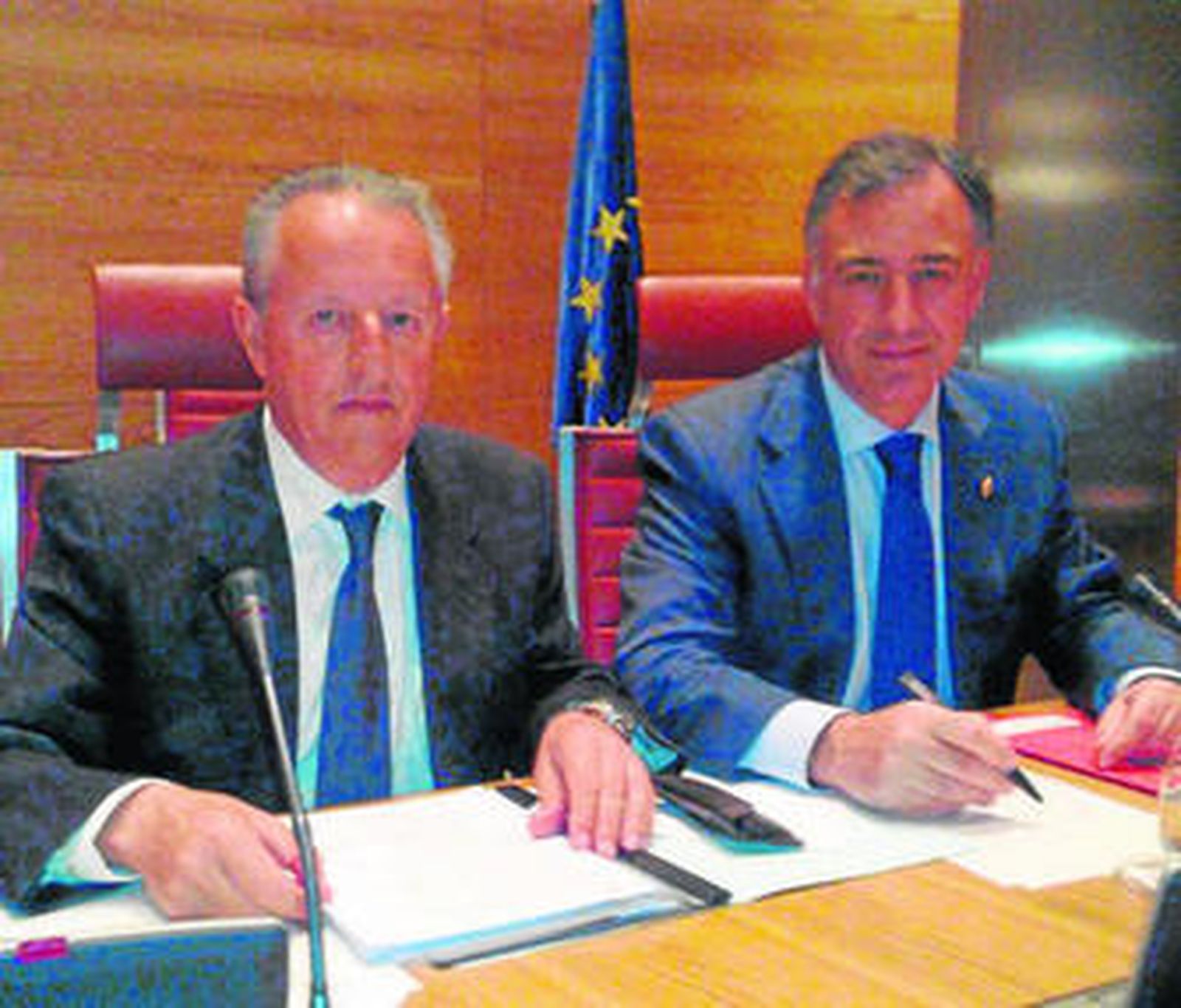 Luis Benvenuty, a la izquierda, durante su comparecencia.