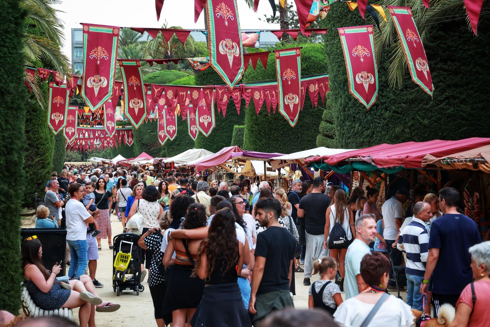 Imágenes del Mercado Fenicio del Parque Genovés de Cádiz