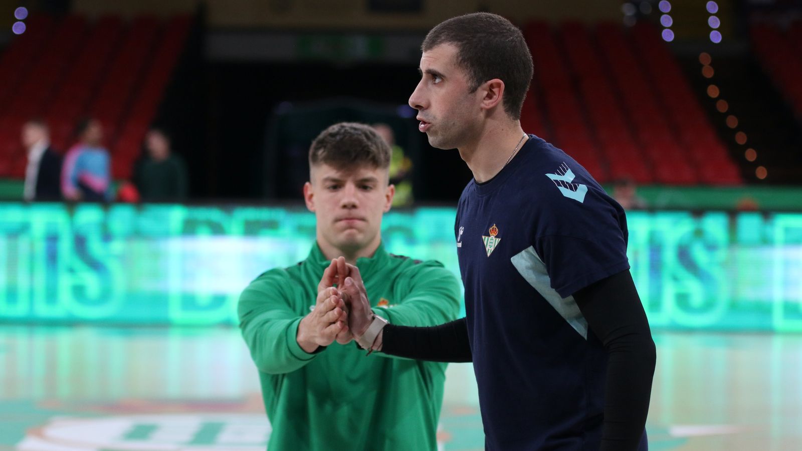 Joaquín Rodríguez hace trabajos de calentamiento.