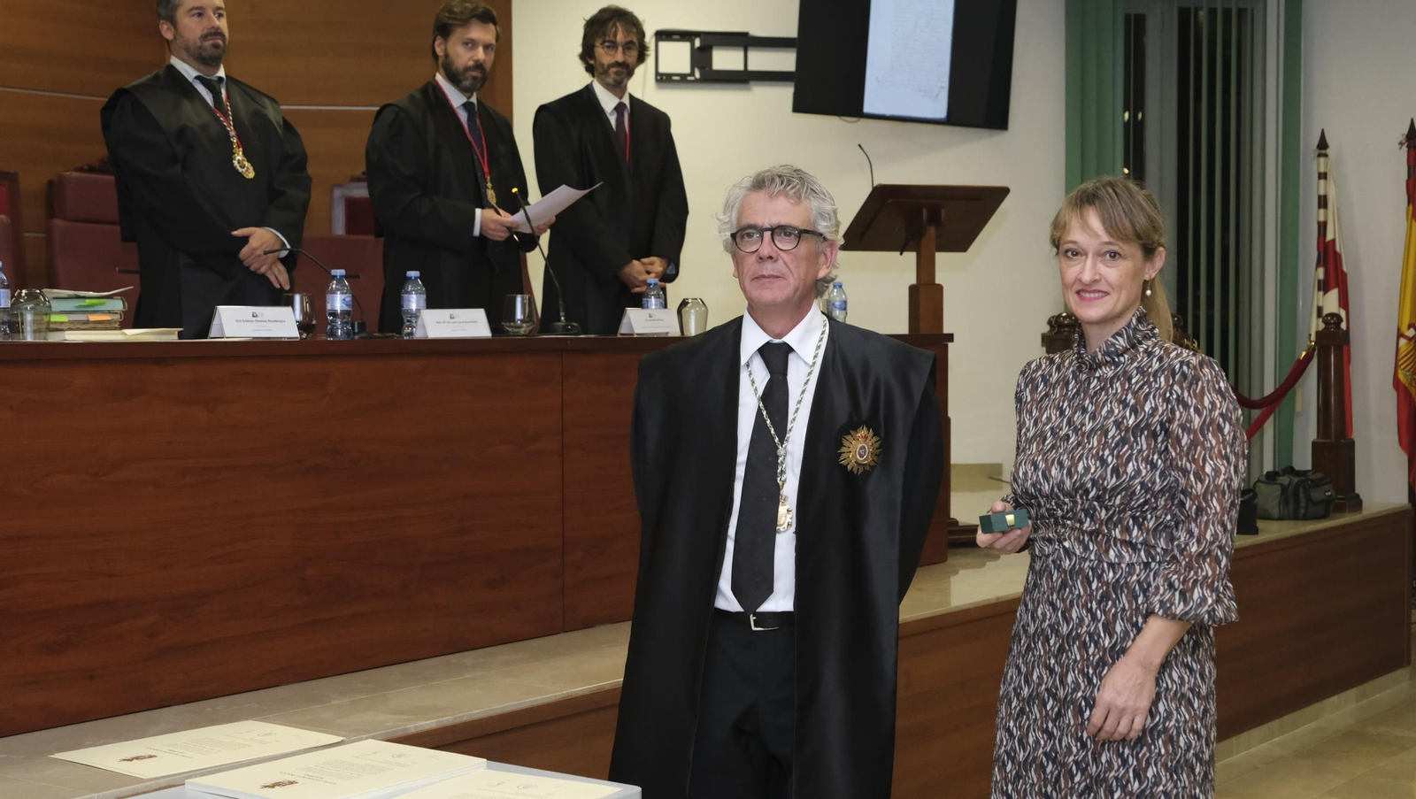 Entrega de insignias de 25 años de colegiado en el Colegio de Abogados de Almería, en imágenes