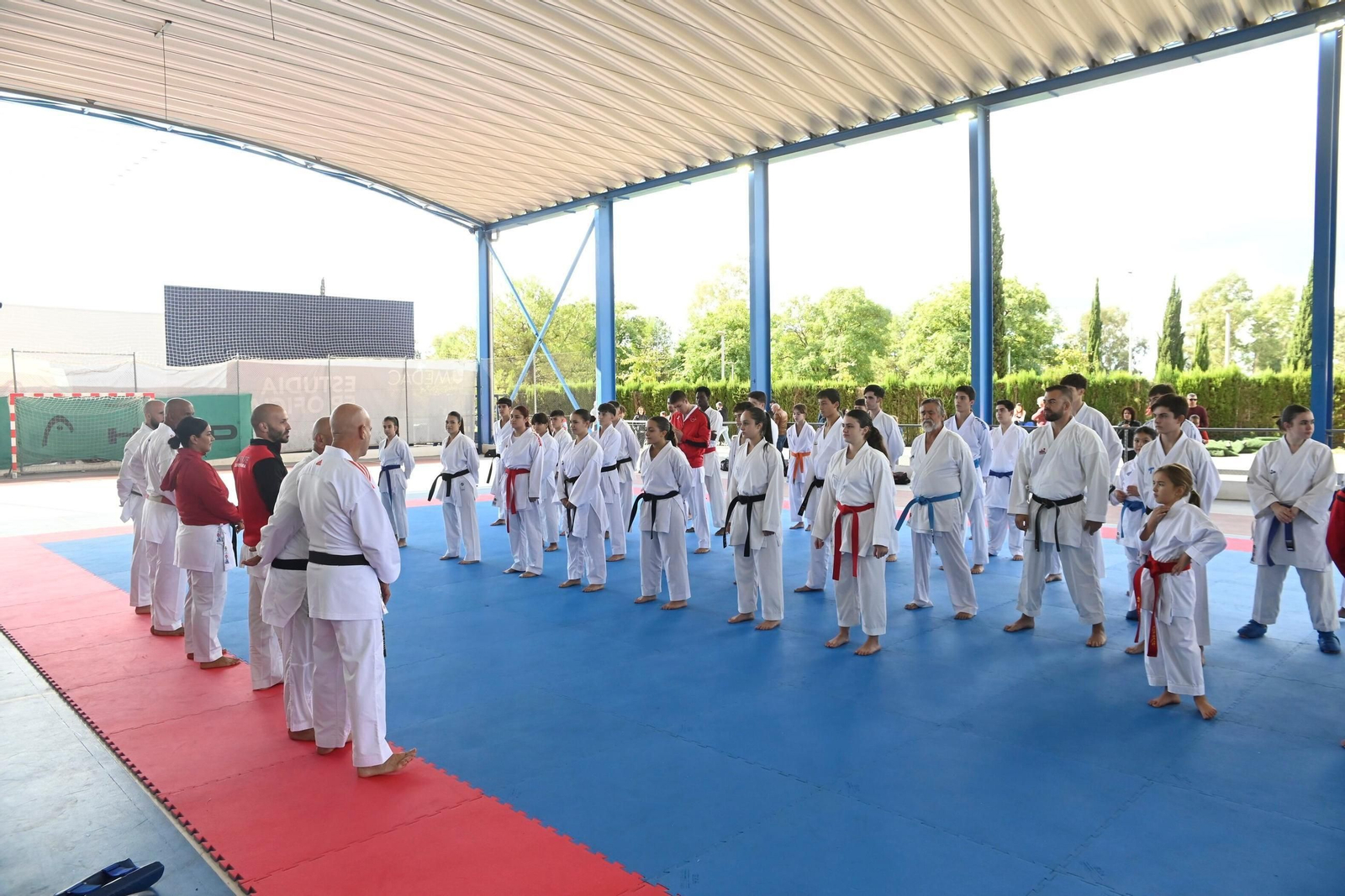 El Equipo Atama disfruta en Córdoba de la maestría de María Torres, campeona del mundo de kárate