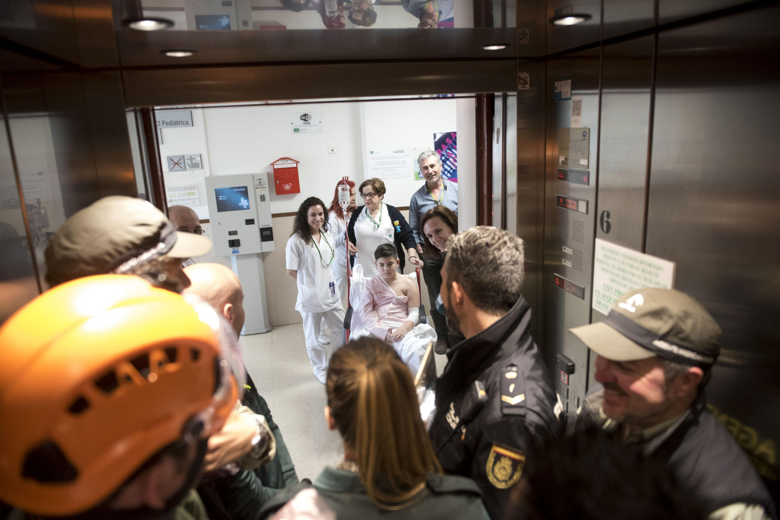 Las Fuerzas de Seguridad visitan a los menores ingresados en el Hospital Materno Infantil