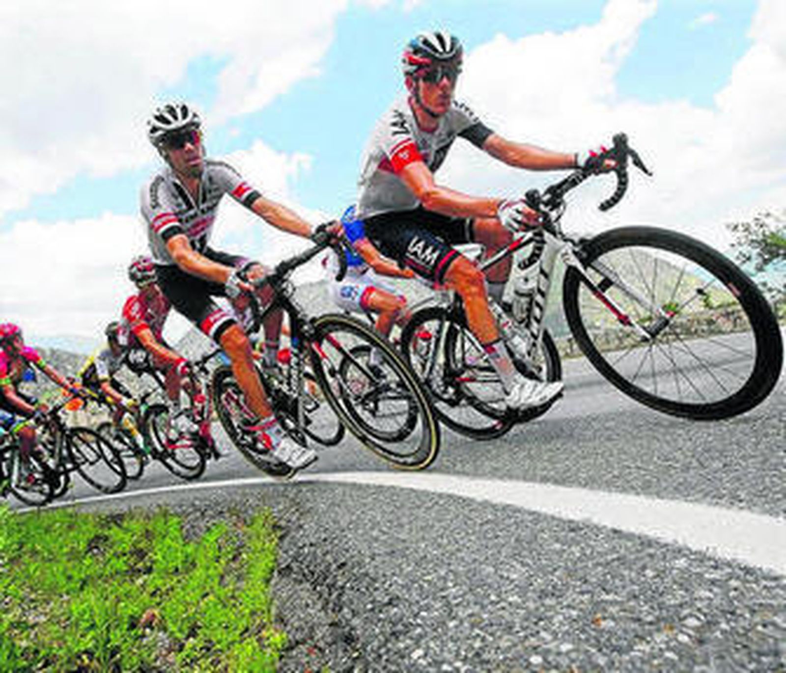 Tom Dumoulin (centro) en el ascenso al Vall d'Aran, en la novena etapa.