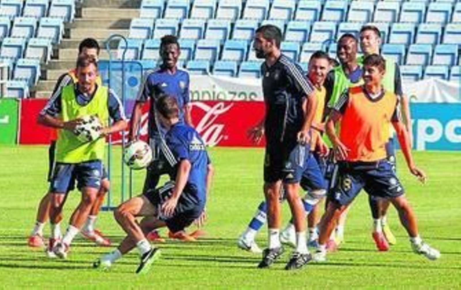 Aitor García, con el balón, durante una sesión de entrenamiento. Aitor García, con el balón, durante una sesión de entrenamiento.