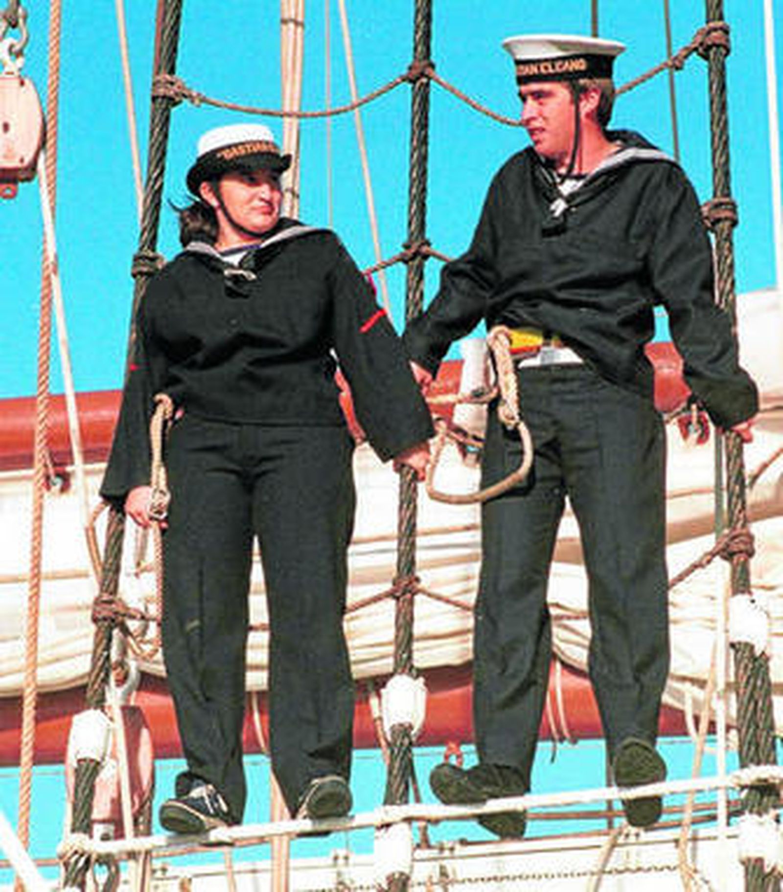 Aspirantes a guardiamarinas maniobran a bordo del buque escuela Juan Sebastián Elcano.